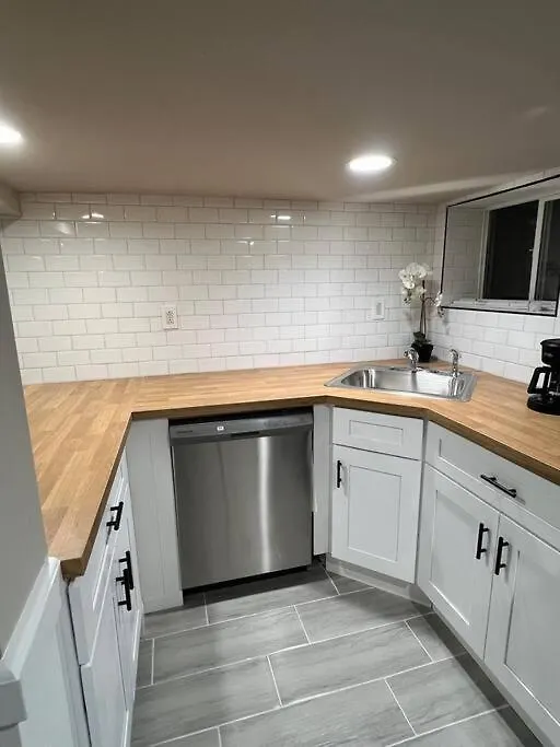 Apartment In Newark 0*,