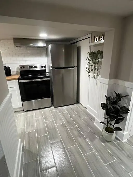 Apartment In Newark