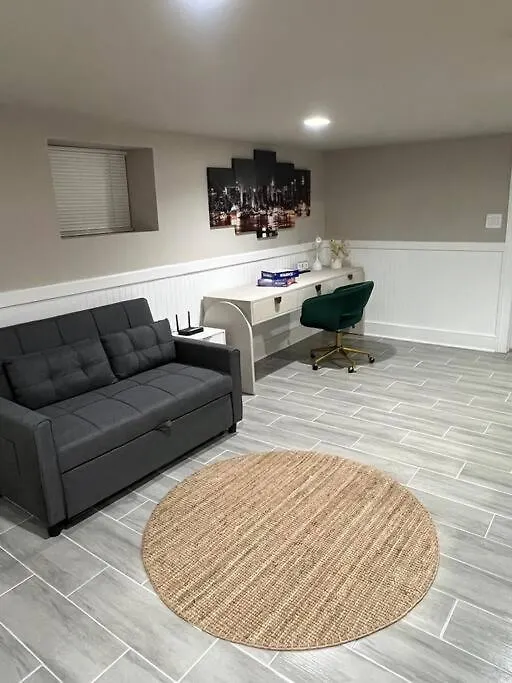 Apartment In Newark