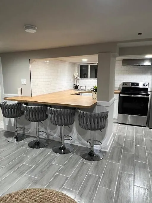 Apartment In Newark
